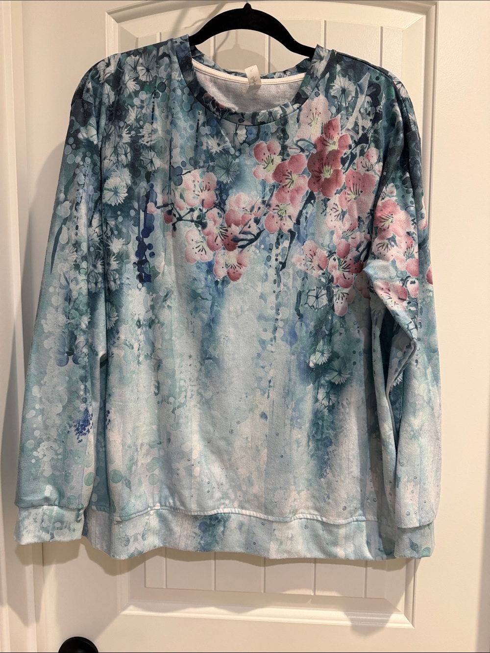 Women’s Light Blue Floral Long Sleeve Crewneck Top